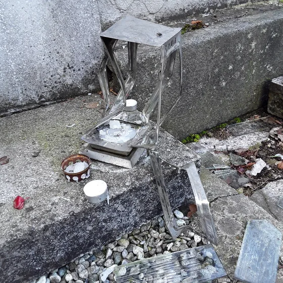 vandalismus na libereckém hřbitově