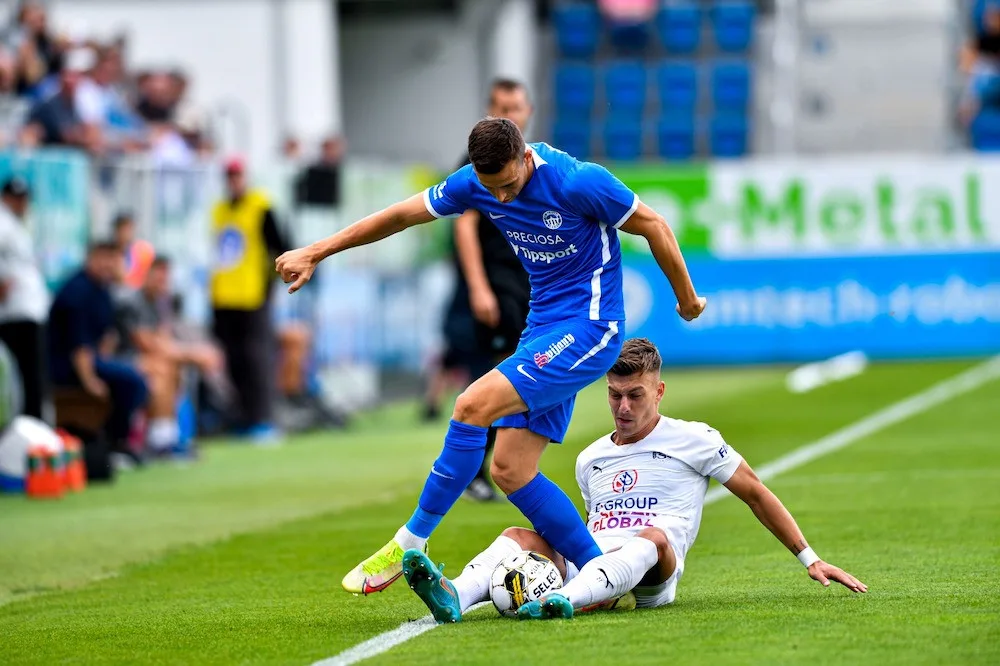 Slovan uspěl na hřišti Slovácka. Využil přesilovku a vyhrál 2:1