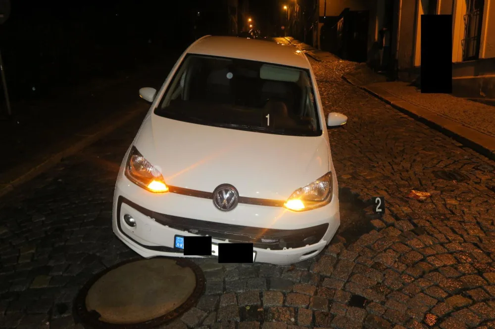 Během přívalových deštů se pod autem v Jablonci nad Nisou propadla vozovka