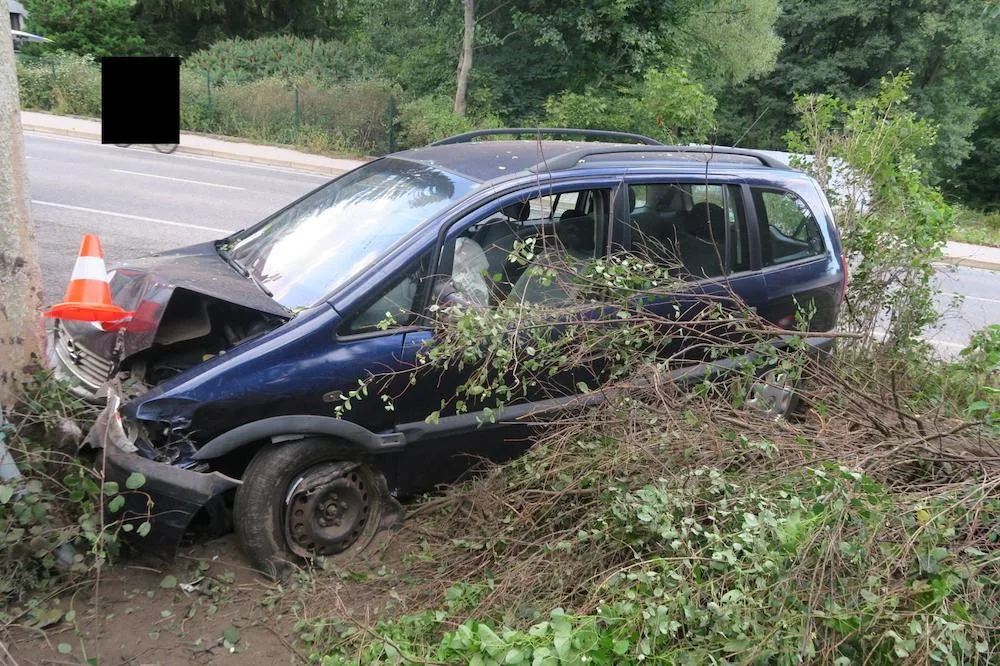 Čelní srážka ve Smržovce. Řidič přejel do protisměru, neví se proč