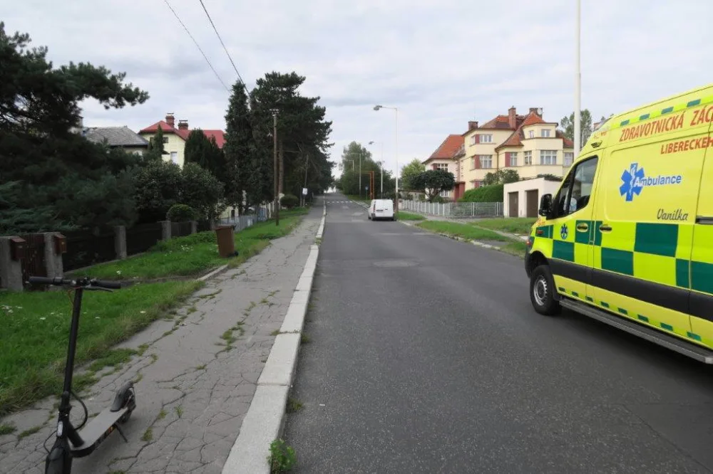 Nehoda na Českolipsku. Děti srazily seniorku na elektrokoloběžce
