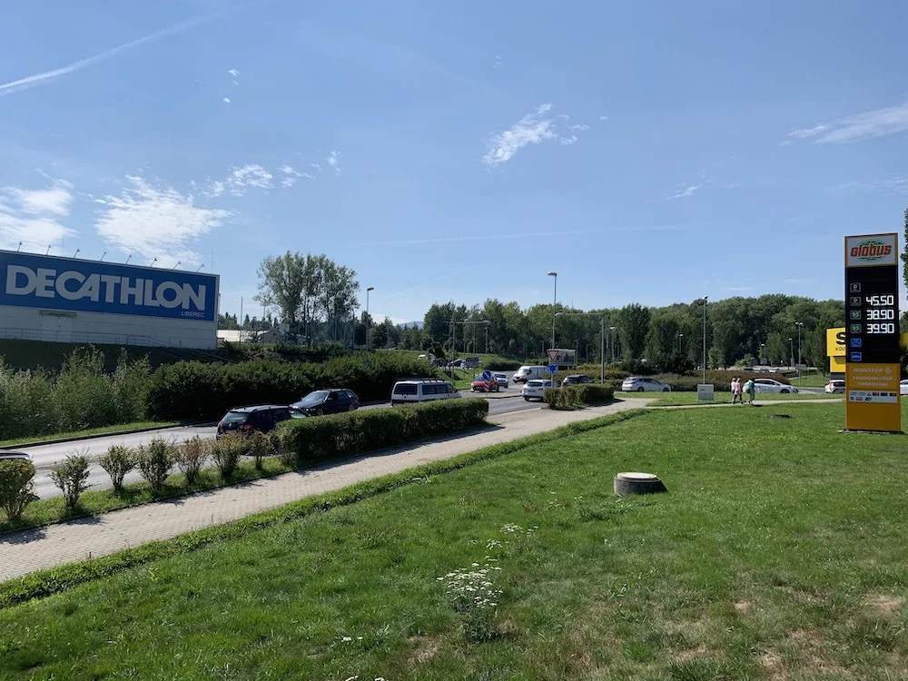 Město chystá úpravu u Globusu. Na kruhovém objezdu přibude odbočovací pruh