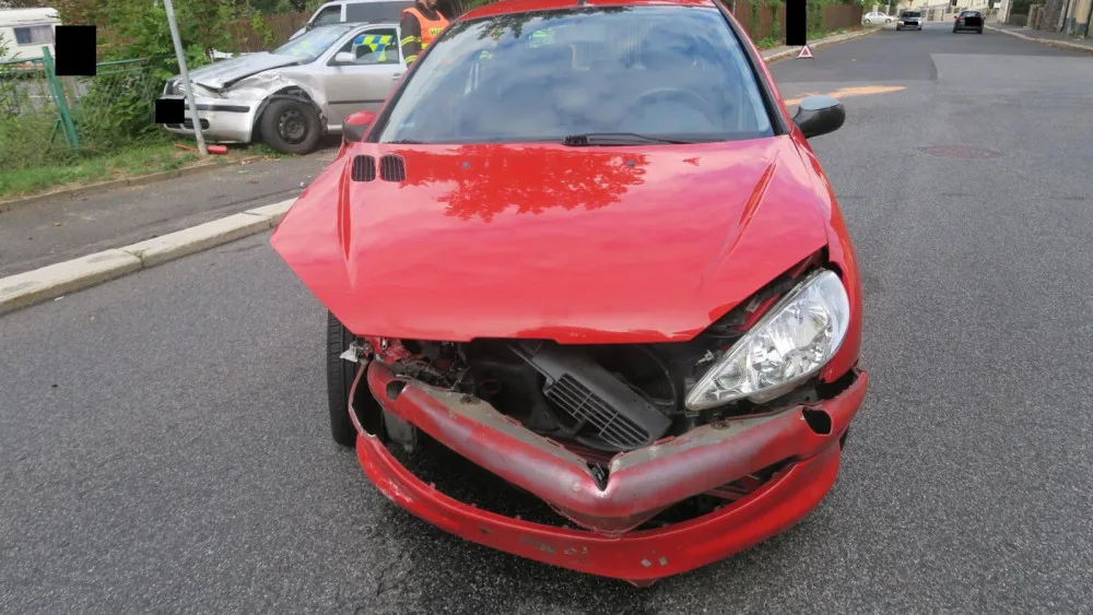 Přehlédla dopravní značku. Řidička v Jablonci nad Nisou nedala přednost v jízdě a vjela do křižovatky