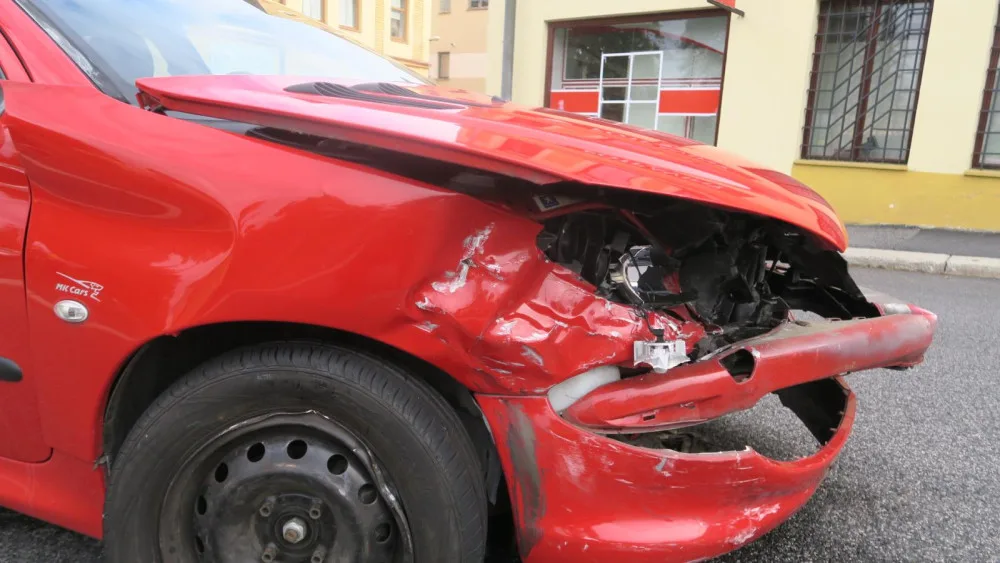 Přehlédla dopravní značku. Řidička v Jablonci nad Nisou nedala přednost v jízdě a vjela do křižovatky