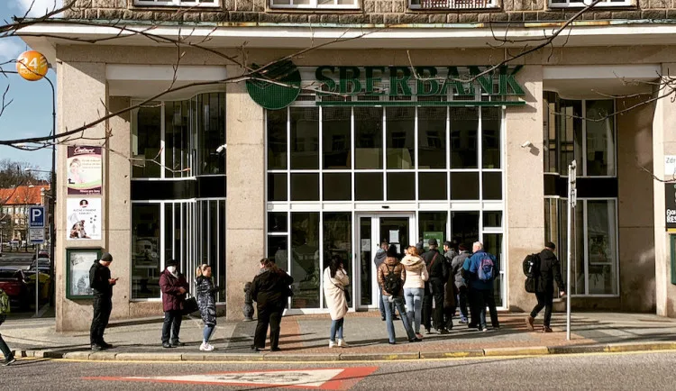 Mimoni zůstalo na účtu u Sberbank 15 mil. Kč. Většinu chce město získat zpět