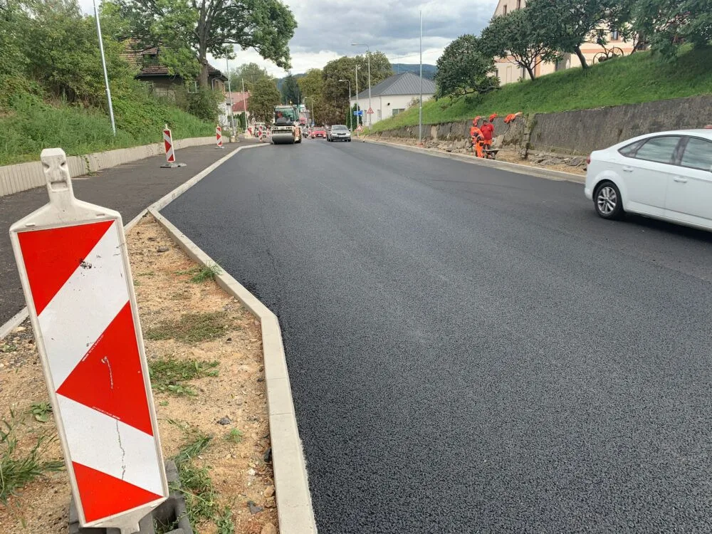 Silnice v Rynolticích je hotová. Komplikace však zůstanou