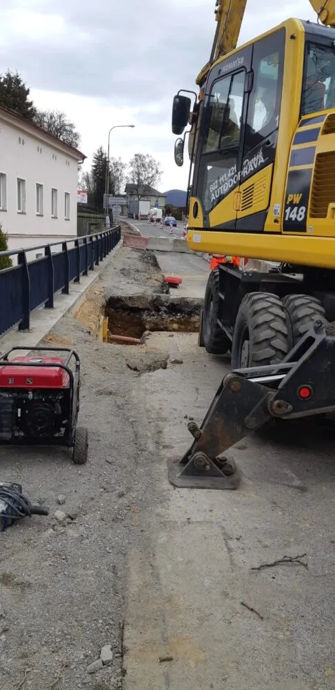 Silnice v Rynolticích je hotová. Komplikace však zůstanou