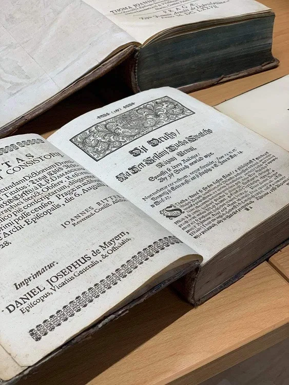 Vzácné historické tisky z františkánského kláštera v Hejnicích se vrací na sever. Budou v liberecké knihovně