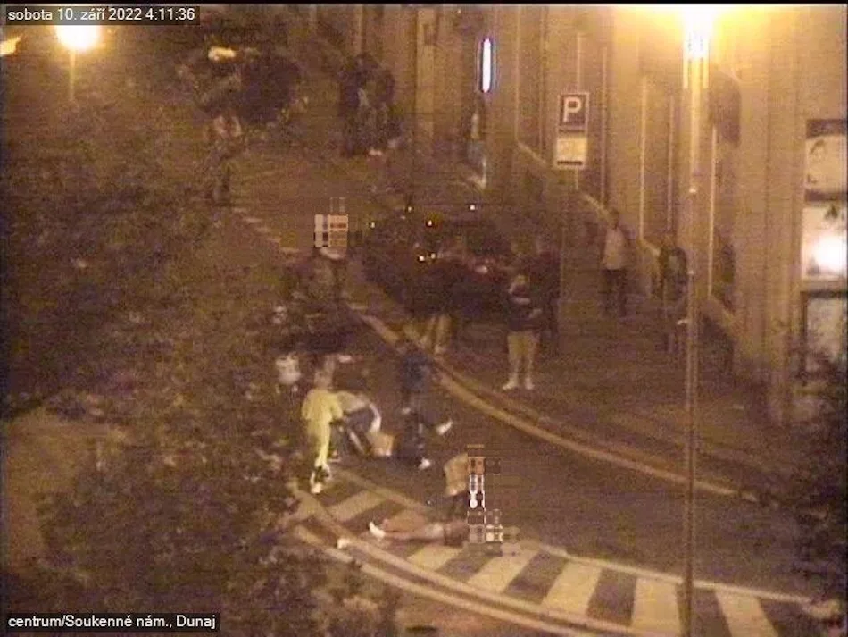 Bitka v centru Liberce. Před barem Amigos se rvalo hned několik lidí