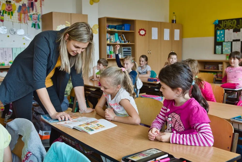 Covid nás od práce neodradil, ale peníze ano, říkají mladí učitelé