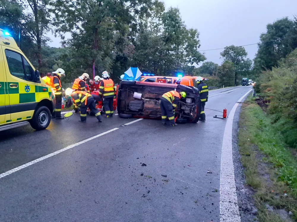 Ranní nehoda u Frýdlantu uzavřela silnici. Auto se převrátilo na střechu