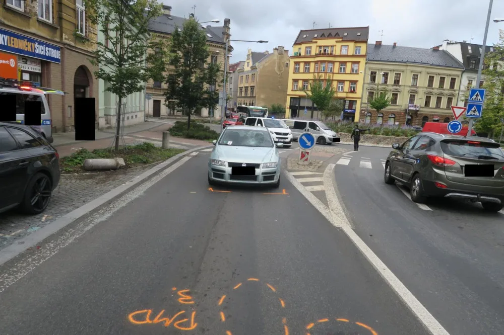 Auto srazilo v Jablonci nad Nisou chodkyni. Vstoupila do vozovky mimo vyznačený přechod