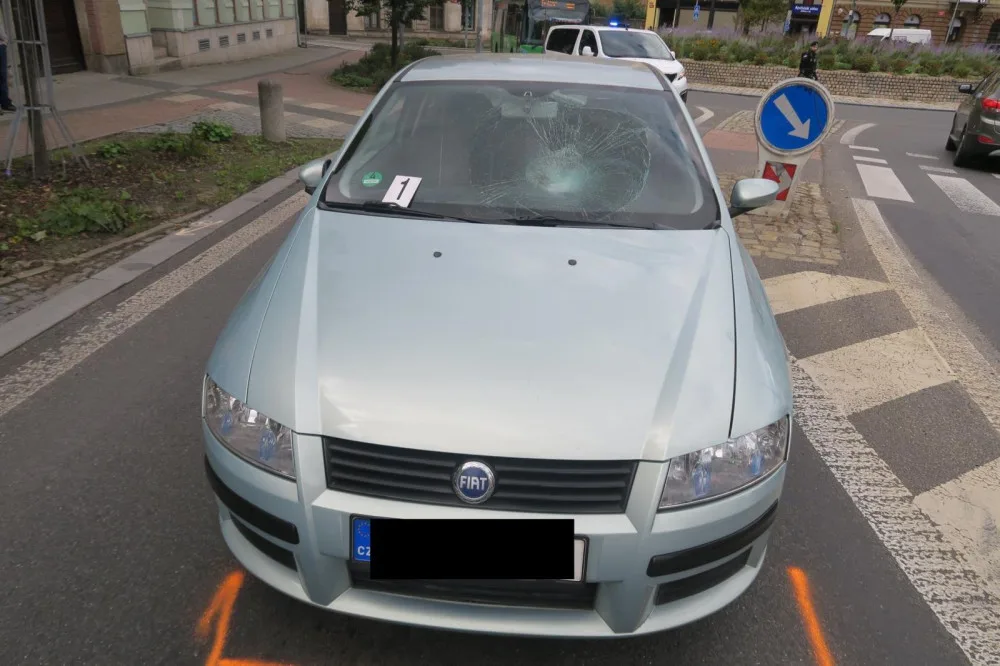 Auto srazilo v Jablonci nad Nisou chodkyni. Vstoupila náhle do vozovky mimo vyznačený přechod