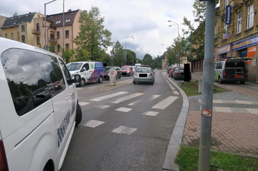 Auto srazilo v Jablonci nad Nisou chodkyni. Vstoupila náhle do vozovky mimo vyznačený přechod