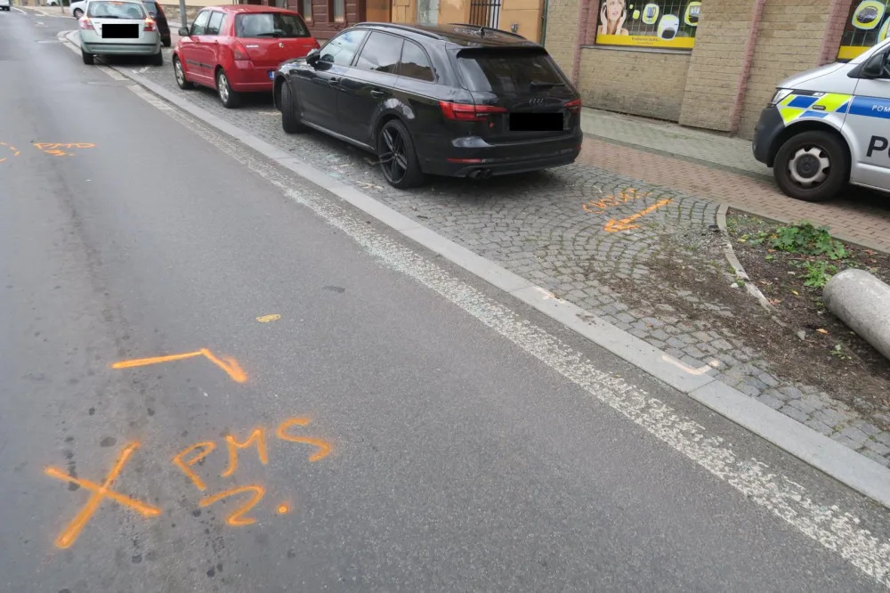 Auto srazilo v Jablonci nad Nisou chodkyni. Vstoupila náhle do vozovky mimo vyznačený přechod