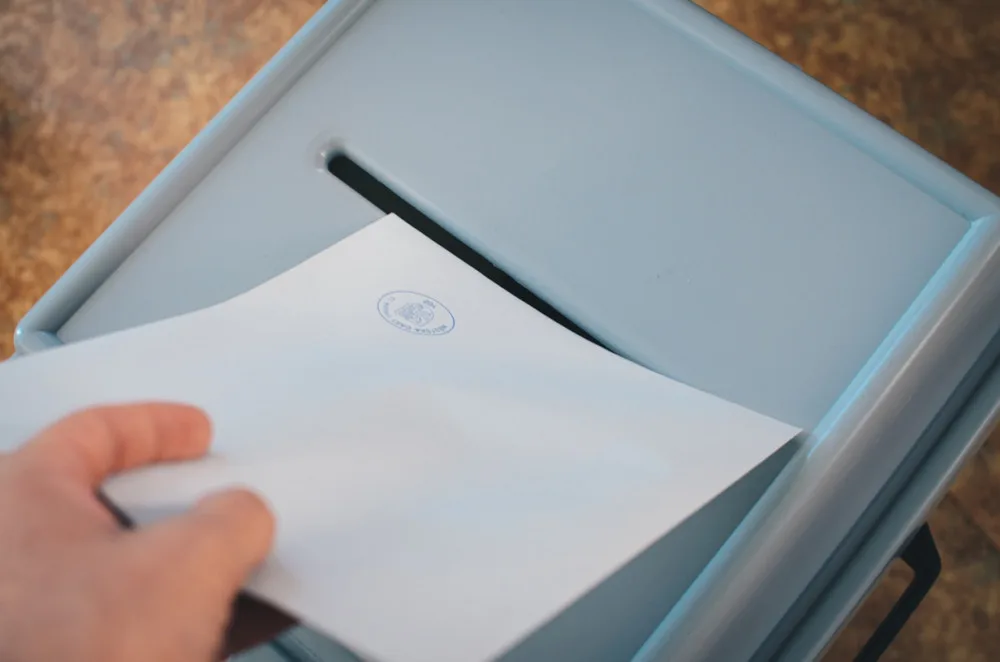 Voliči by už měli mít ve schránkách volební lístky. V Liberci budou lidé vybírat z deseti kandidátek