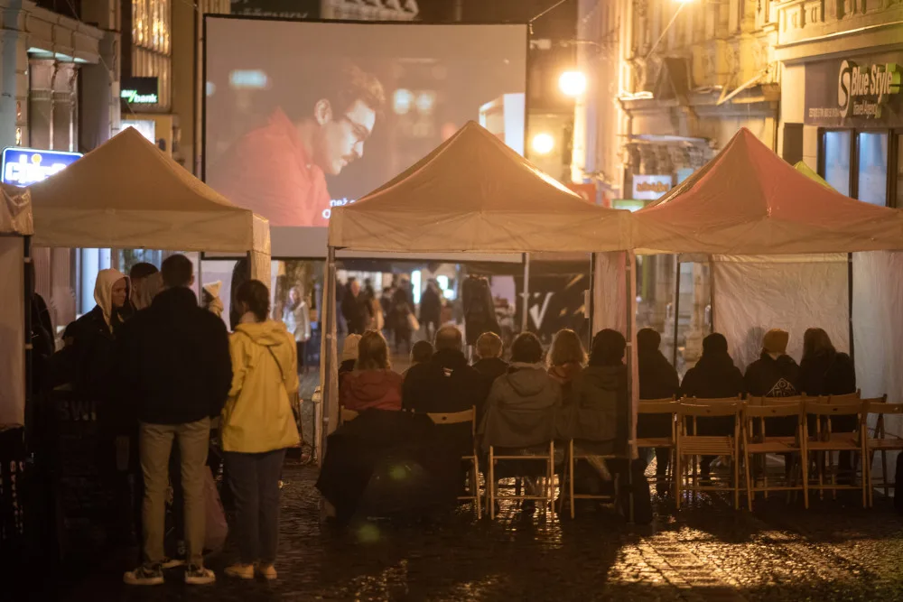 Kino na ulici v Liberci. Festival v Pražské přinese šest snímků i koncerty