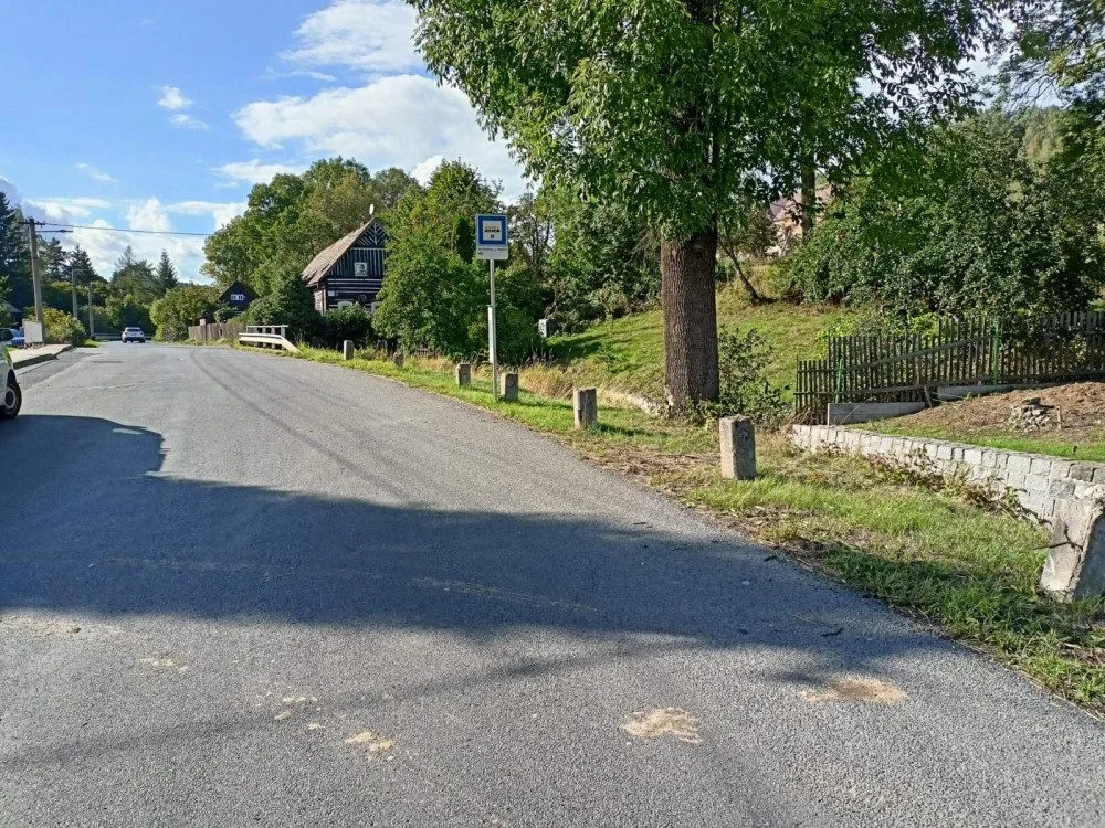Srážka na Českolipsku. Sedmnáctiletý mladík byl transportován vrtulníkem do nemocnice