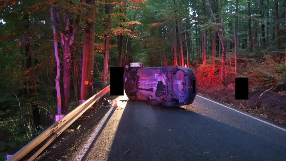 Nehoda v Oldřichovském sedle. Po srážce skončilo auto na boku
