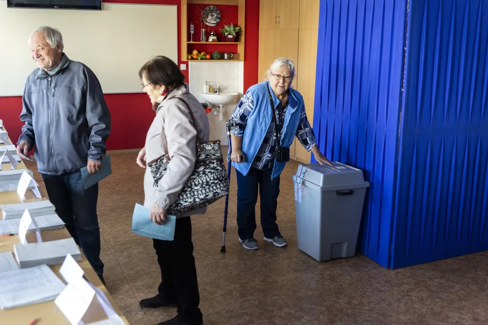 VOLBY 2022: Volební místnosti se opět otevřely. Lidé vybírají zastupitele a na Liberecku i senátora