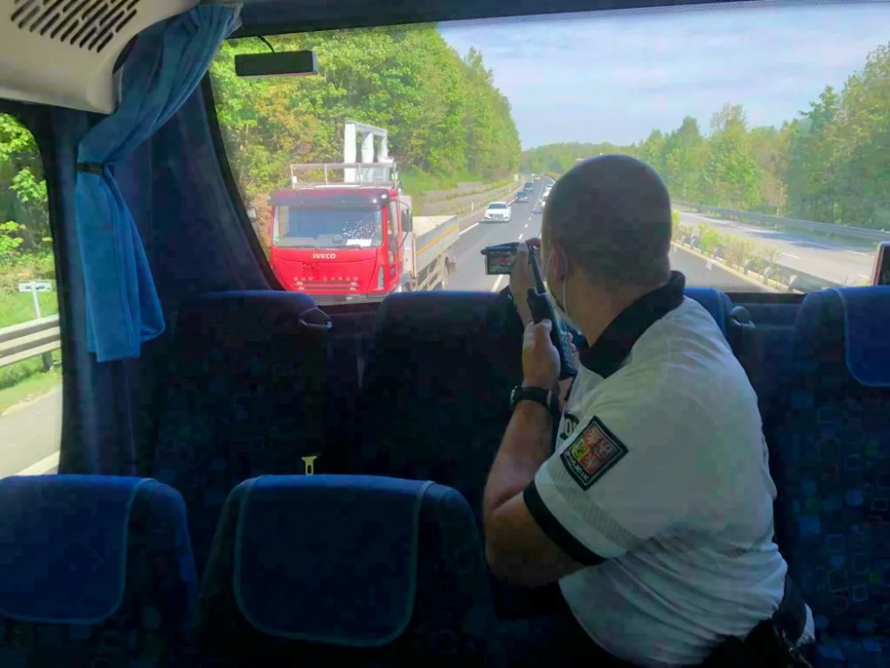 Policisté si z autobusu posvítili na řidiče. Mnozí nepoužívají bezpečnostní pásy