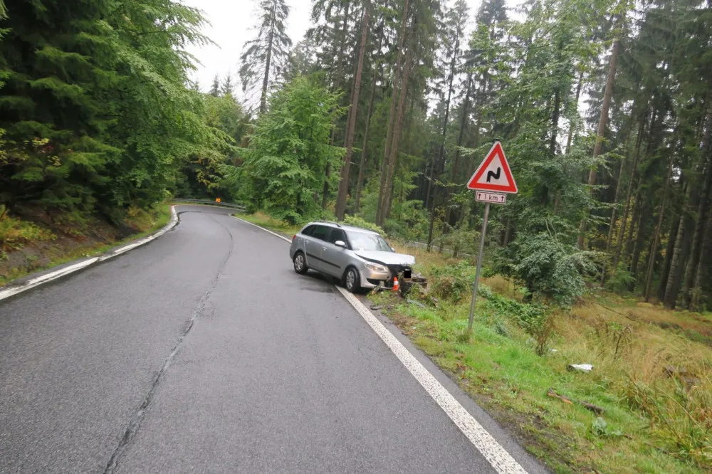 Řidička na Jablonecku nezvládla projet zatáčku a dostala smyk. Narazila do pařezu