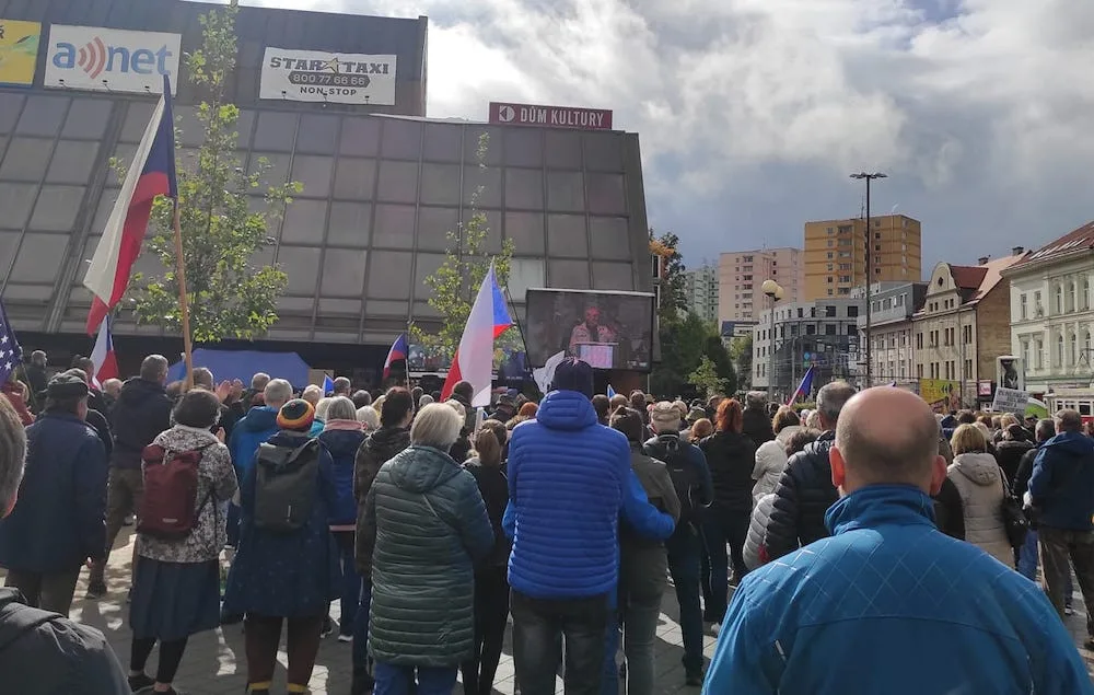 Demonstrovalo se také v Liberci, před kulturák přišly stovky lidí