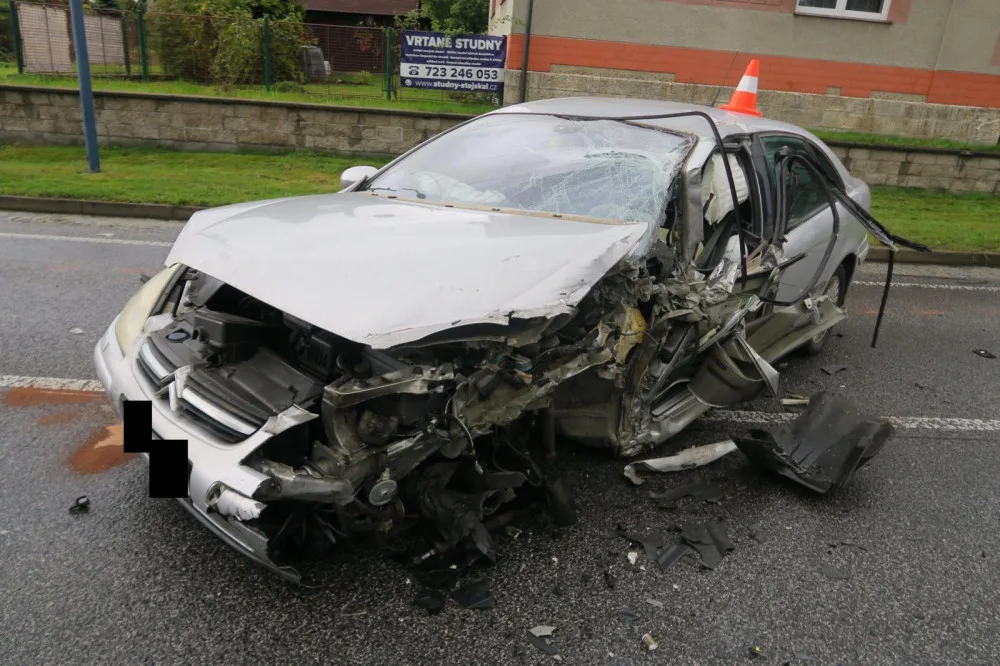 Vážná nehoda ve Smržovce. Osobní auto se srazilo s náklaďákem, na vině je zřejmě mikrospánek