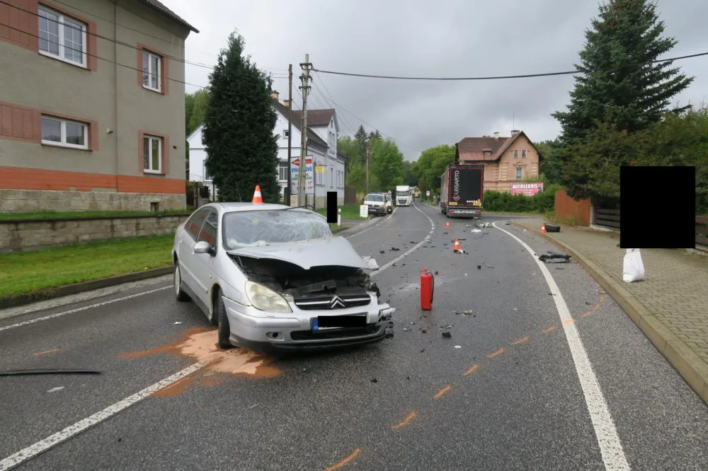 Vážná nehoda ve Smržovce. Osobní auto se srazilo s náklaďákem, na vině je zřejmě mikrospánek