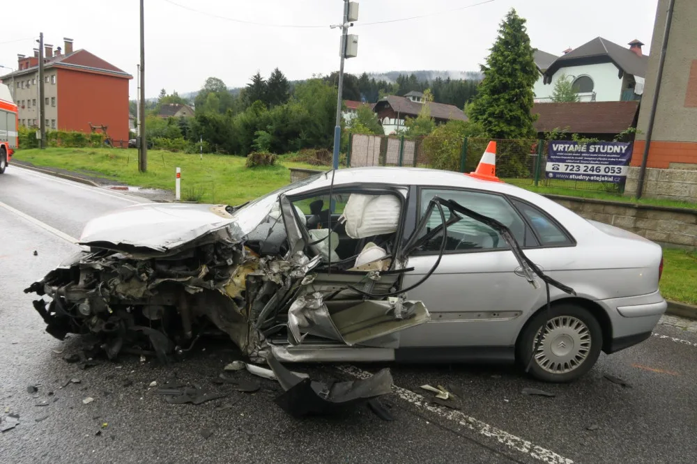 Vážná nehoda ve Smržovce. Osobní auto se srazilo s náklaďákem, na vině je zřejmě mikrospánek
