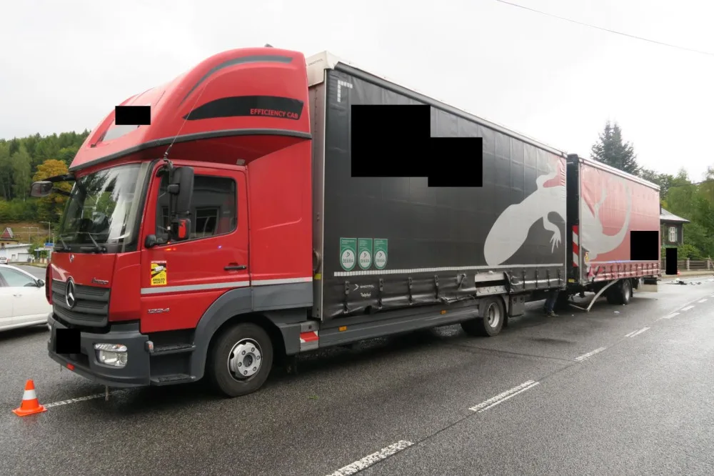 Vážná nehoda ve Smržovce. Osobní auto se srazilo s náklaďákem, na vině je zřejmě mikrospánek