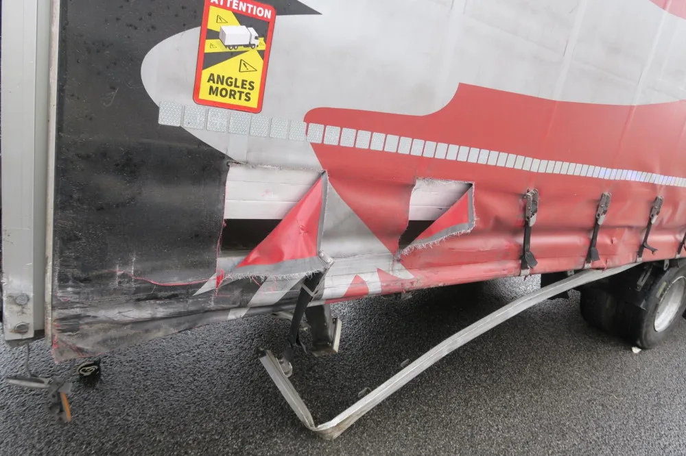 Vážná nehoda ve Smržovce. Osobní auto se srazilo s náklaďákem, na vině je zřejmě mikrospánek
