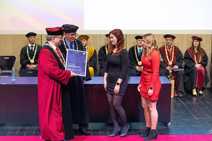Studentky fakulty přírodovědně-humanintí a pedagogické přebírají diplom s poděkováním