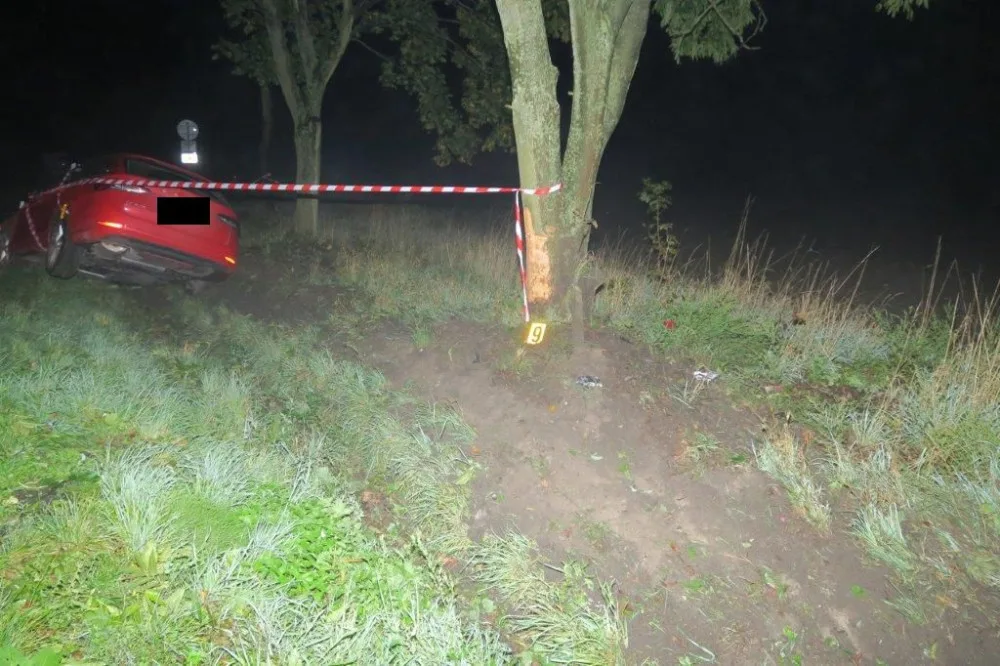 Opilý řidič narazil v noci do autobusové zastávky a utekl. Policistům tvrdil, že pil až po nehodě