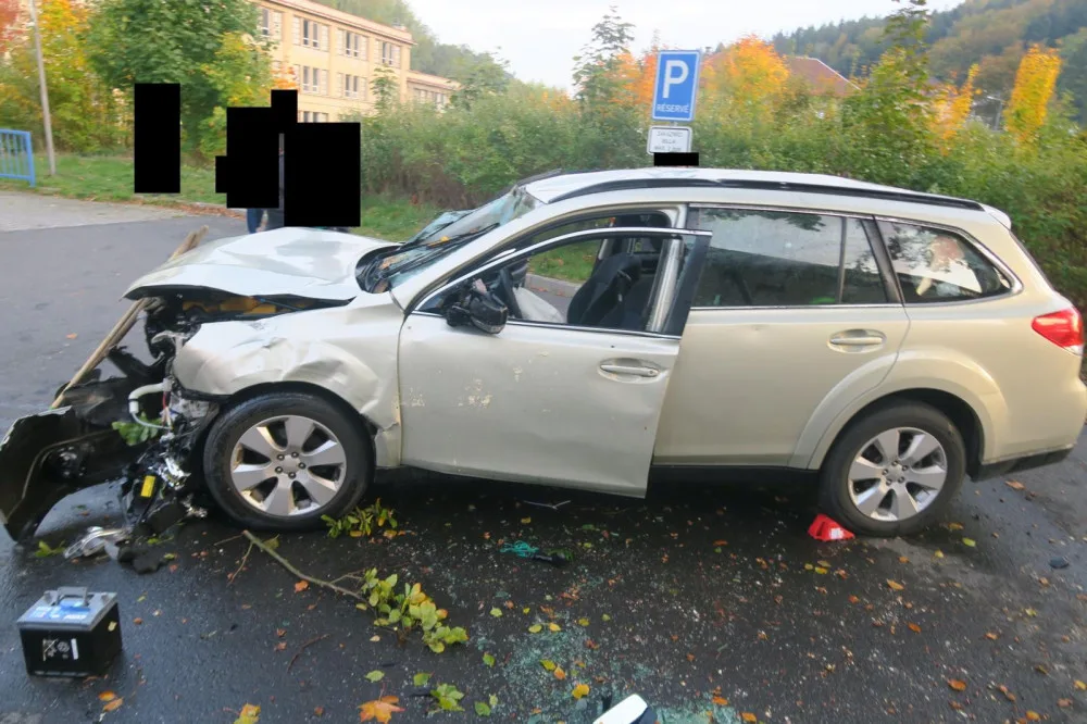 Řidič v Tanvaldu sjel z parkoviště do koryta řeky, na místě zemřel. Policie hledá svědky nehody