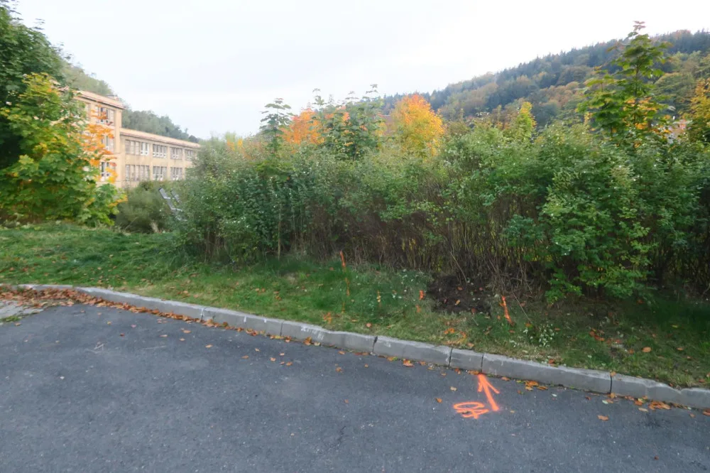Řidič v Tanvaldu sjel z parkoviště do koryta řeky, na místě zemřel. Policie hledá svědky nehody