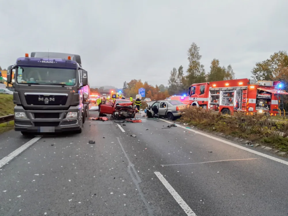 Vážná nehoda na příjezdu do Liberce. Dva lidé jsou po srážce dvou aut s náklaďákem v kritickém stavu
