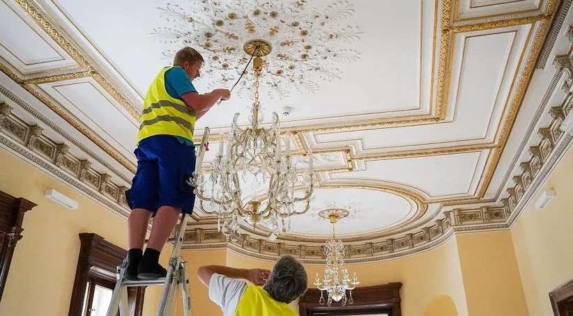 Do Liebiegova paláce se vrátí historické lustry. Oblastní galerie Liberec je vyřazuje
