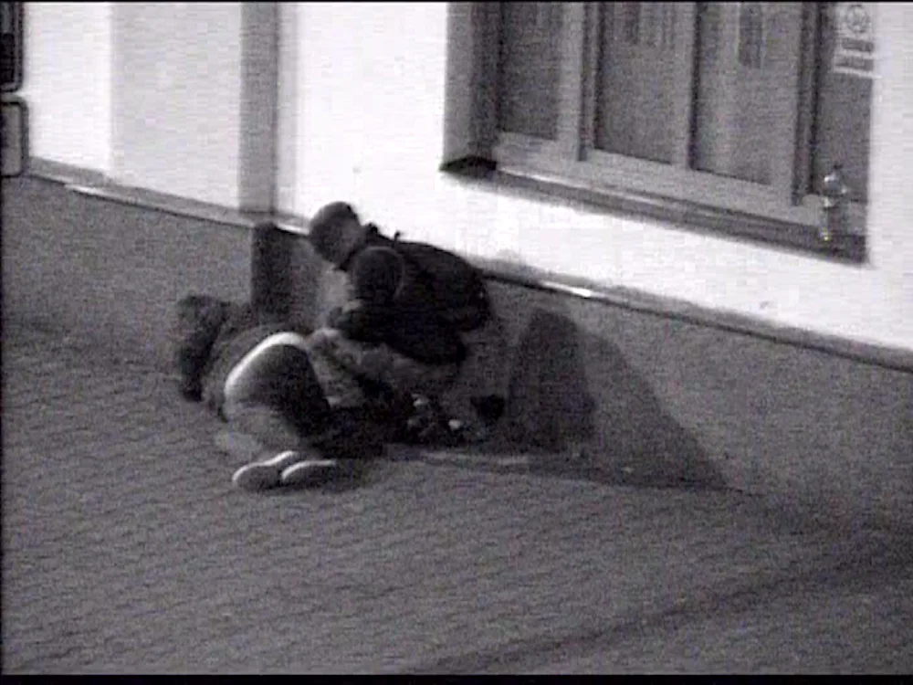 Opilý muž usnul na zemi před vlakovým nádražím. Zloděje zachytila kamera