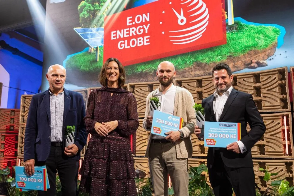 Generální ředitelka E.ON Claudie Viohl se třemi oceněnými. Zleva stojí Milan Kazda (Obec Kněžice), David Minařík (MYCO) a Daniel Frejvald (Wienerberger)