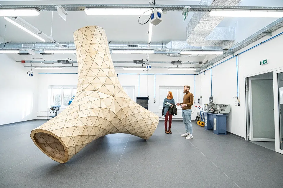 Jedné z prostor laboratoří vévodí tato skulptura Iva Loudy z FUA. Foto: Anna Šíma Kopková