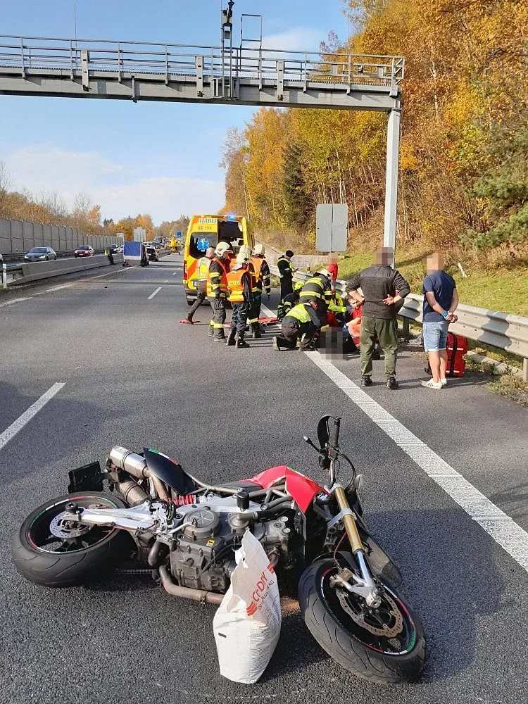 U Jeřmanic havaroval automobil, následně do něj narazili dva motorkáři