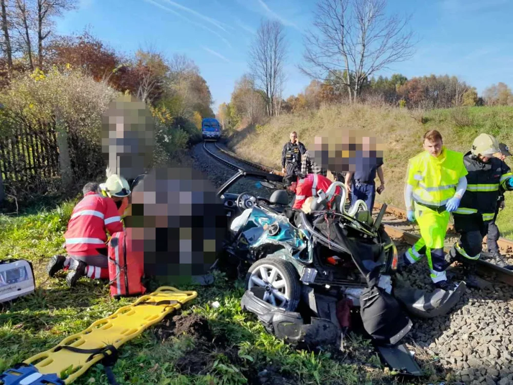 V Jablonném v Podještědí se srazil vlak s osobním vozidlem. Při nehodě se zranily dvě osoby