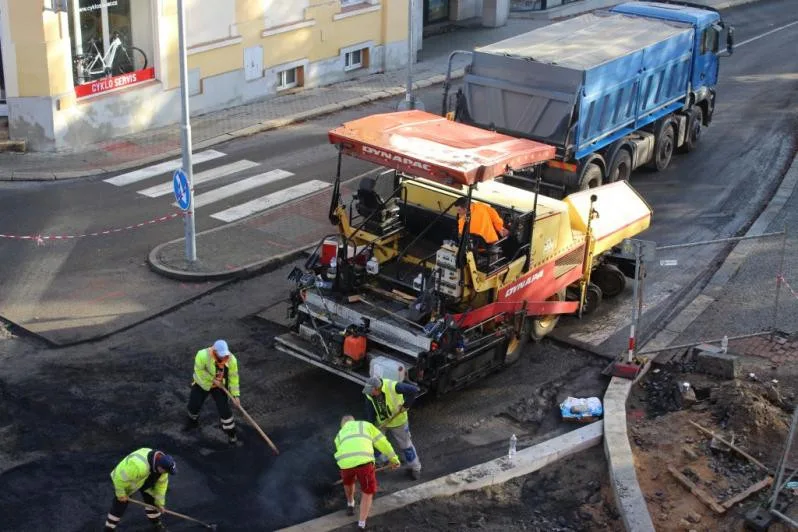 Pokládka asfaltu na křižovatce ulic Kamenná a Smetanova