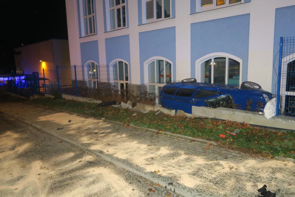 Mladý řidič nezvládl jízdu a havaroval. Prorazil plot a auto skončilo na boku opřené o dům