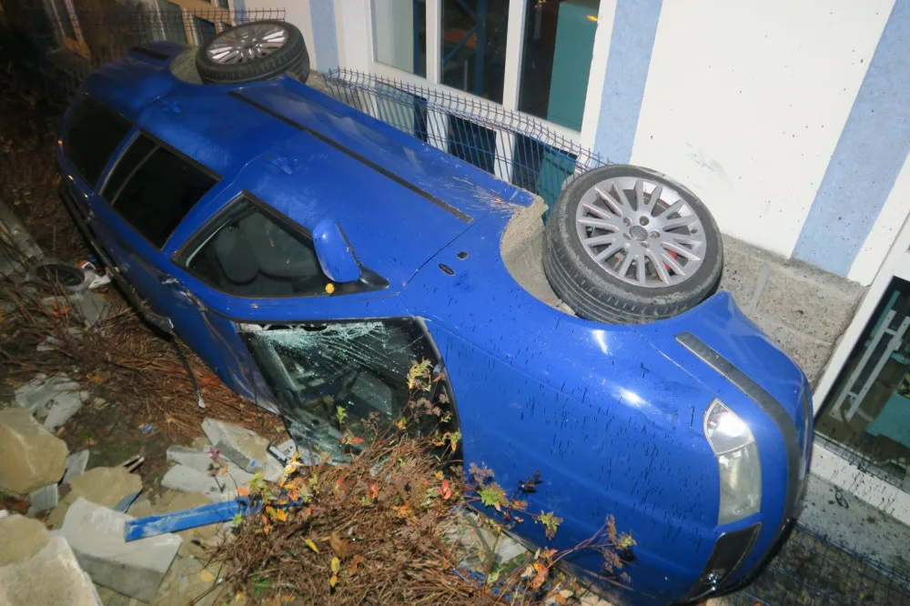 Mladý řidič nezvládl jízdu a havaroval. Prorazil plot a auto skončilo na boku opřené o dům