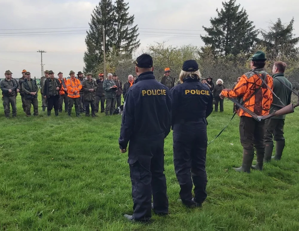 Myslivci vyráží do lesů. Na loveckou sezonu dohlíží policisté namátkovými kontrolami