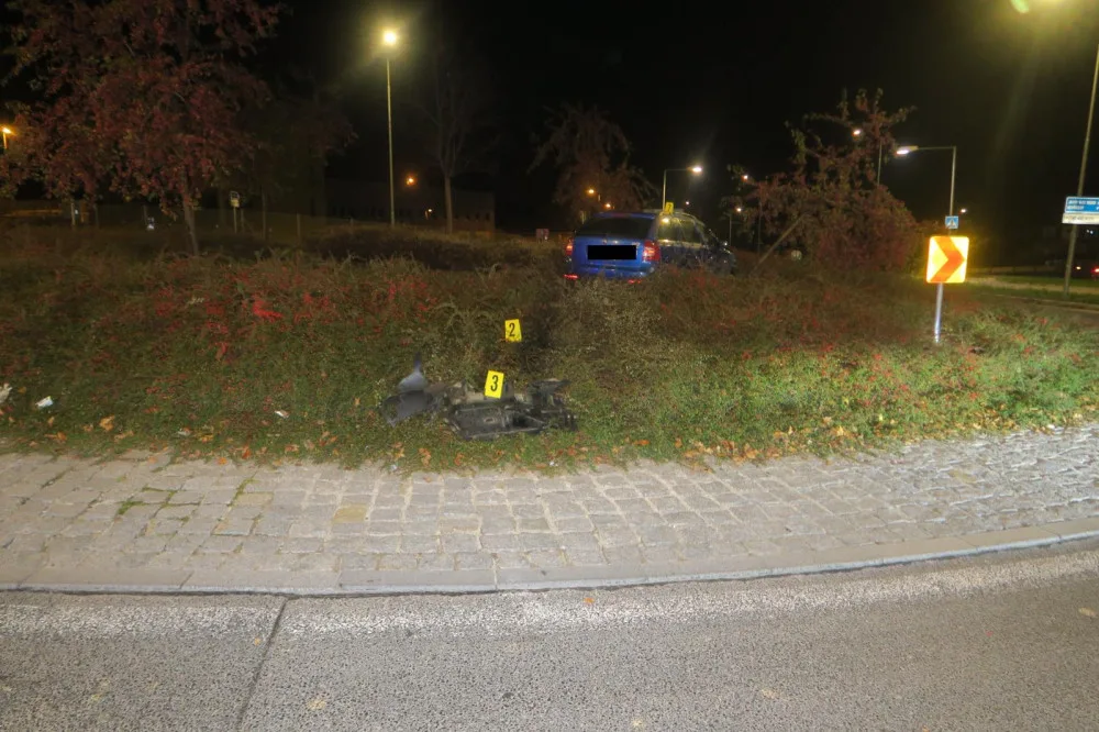 Řidič v Jablonci nad Nisou narazil do středu kruhového objezdu. Chtěl se vyhnout kočce