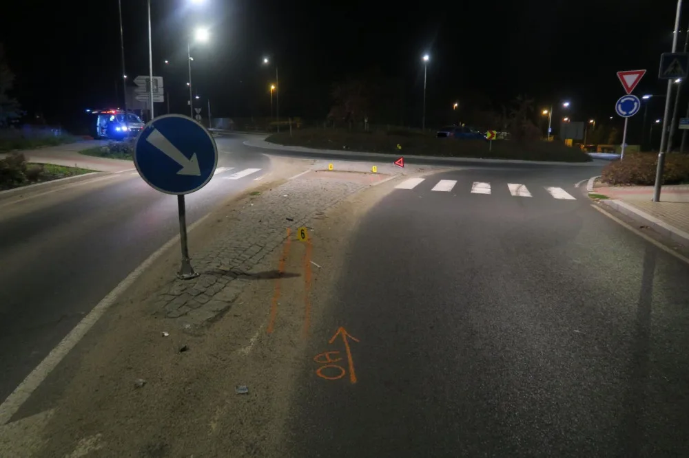Řidič v Jablonci nad Nisou narazil do středu kruhového objezdu. Chtěl se vyhnout kočce