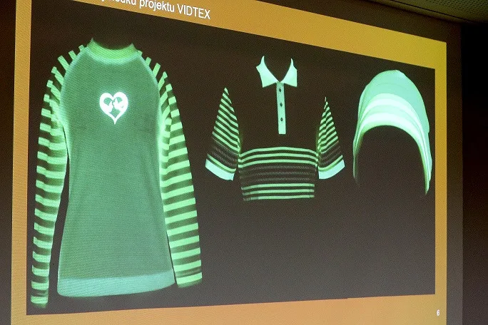 Liberecká univerzita představila prototypy oděvů s fotoluminiscenční tkaninou. Vydrží svítit i několik hodin
